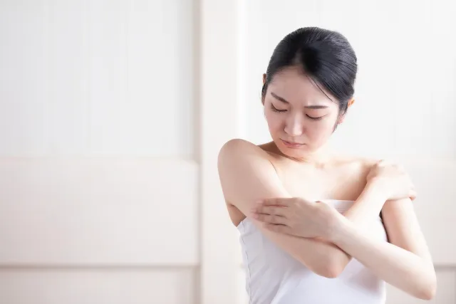 発疹が出ている女性